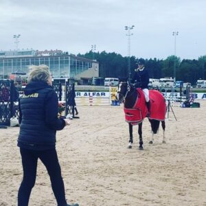 Gry Forssell Instagram - Vinnartäcke och blågul rosett! 😭💕🥳 Vilken crazy helg! Nikki, Mooni och jag åkte till Sundbyholm och DUKTIGA tjejerna gjorde så fina rundor och får med sig en första och en tredjeplats. Och ett meeting att ta med in i vintern. 🥰❤️🙌🏼 @hast_nikki @sundbyholmsfamiljen #ponnymamma