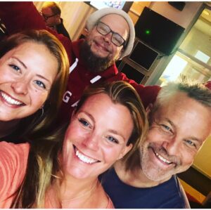 Gry Forssell Instagram - Jag fyller 18år idag! 📻❤️
18år med morgonradio på Mix Megapol och SÅ många minnen, möten, skratt och erfarenheter. Och bilder, tydligen. 😄Tack alla ni som lyssnar eller någonsin har lyssnat och alla ni underbara som hänger med oss på morgnarna och tack till alla fantastiska vänner jag har har på eller från radion. Ni är bäst. ❤️ @gryforssellmedvanner @mixmegapol