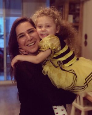 Gülhan Tekin Instagram - Karantina günlerinde eeeeennnnn çok özlediğim Lisaaaa💕tam bir bal böceği olduğu günden #tbt yapayım bari 🐝 Lisoşum, Gülü seni çok özledi🥰 @lisaparlak