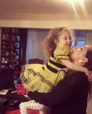 Gülhan Tekin Instagram - Karantina günlerinde eeeeennnnn çok özlediğim Lisaaaa💕tam bir bal böceği olduğu günden #tbt yapayım bari 🐝 Lisoşum, Gülü seni çok özledi🥰 @lisaparlak