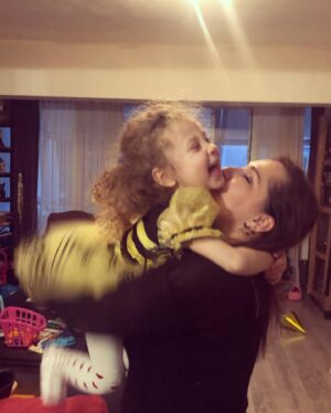 Gülhan Tekin Instagram - Karantina günlerinde eeeeennnnn çok özlediğim Lisaaaa💕tam bir bal böceği olduğu günden #tbt yapayım bari 🐝 Lisoşum, Gülü seni çok özledi🥰 @lisaparlak