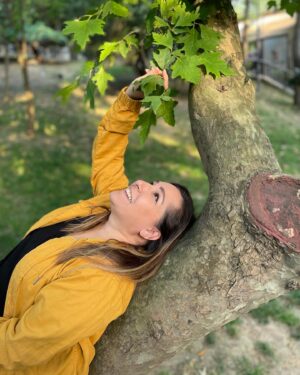 Gülhan Tekin Instagram - Çayır çimen geze geze…🌸💃 
Fotoğrafları çeken son fotoda😃