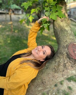 Gülhan Tekin Instagram - Çayır çimen geze geze…🌸💃 
Fotoğrafları çeken son fotoda😃