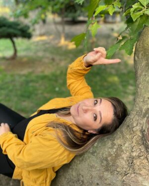 Gülhan Tekin Instagram - Çayır çimen geze geze…🌸💃 
Fotoğrafları çeken son fotoda😃