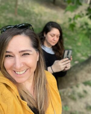 Gülhan Tekin Instagram - Çayır çimen geze geze…🌸💃 
Fotoğrafları çeken son fotoda😃