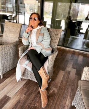 Gülhan Tekin Instagram - Napiim işte oturmuş set saati bekliyorum. Evet hep böyle kraliyet ailesi görgü kurallarına göre otururum. Fotoğraf için ffenk yu @egeaydan 😎🤩