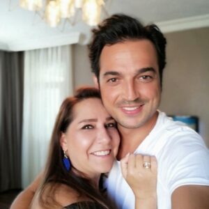 Gülhan Tekin Instagram - “Bir erkeğin merhametini sevin. Yakışıklılık geçer gider. Para, mal, mülk tükenir. Ama merhamet kalıcıdır. Ve bir erkeğe en çok merhamet yakışır. “ der Tomris Uyar. Şükür ki sende hepsi var. 😃 
Merhametini sevdiğim iyi ki doğdun. ❤️🙏