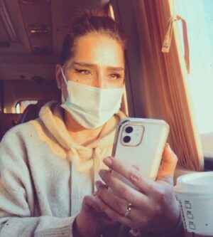 Gülhan Tekin Instagram - Bu maskeli anı da burda dursun. Canım @nazlipinarkaya ile her gün 1,5 saat git gel yaptığımız yolda oyalanma hallerimiz. Ben de onun fotolarını çektim tabi. 😃😘
