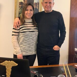 Gülhan Tekin Instagram - Mesleğinde çok iyi olması bir yana dostluğu, samimiyeti, yol göstericiliği ile hayatımdaki en önemli insanlardan biri olan Serdar bey ile 15 yılda ilk fotoğrafımız 😃 #drserdardag
