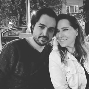 Gülhan Tekin Instagram - Dünya soğur, akşam serinlerken benim sensiz sevinecek bir şeyim yok. Kılı kırk yardım altını üstüne getirdim. Ve işte en gümüş cümlem; 
İçimi açtım sana 
İçini açmak için. 
(B. Keskin)

İyi ki doğdun sevgilim 💕