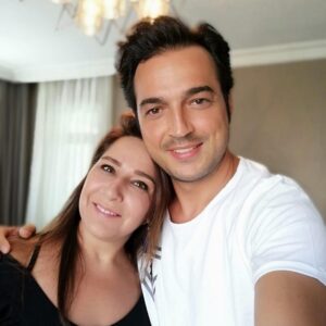 Gülhan Tekin Instagram - Biraz fazla yandık ama olsun dertle yanmayalım da aşkla yanalım. İyi bayramlar 🤗