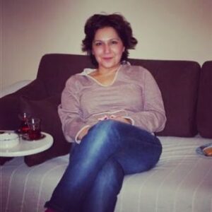 Gülhan Tekin Instagram - Sene 2007. Beşiktaş-Dizi sokak. Deniz’in eski evi. Saçlar kısa, hayat uzun sanıyoruz o zaman. Oysa ne çabuk geçmiş. Çayım da hep yanımda. Çay kırmızı çizgimdir bilen bilir 😃 #tbt❤️ #gençlik @elitas.deniz