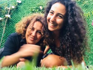 Günay Karacaoğlu Instagram - Ve dünyamdaki her şey sana göre,sana hediye..gülüşün hazinem.