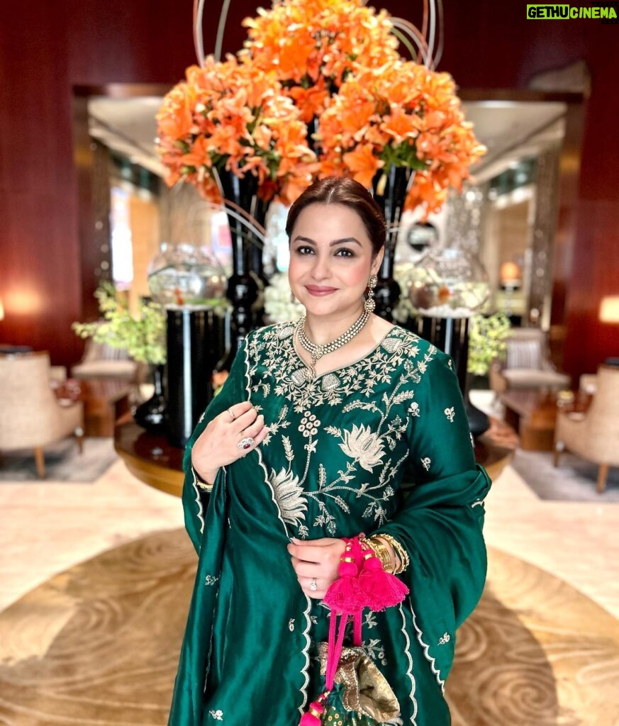 Gurdeep Kohli Instagram - Desi Emerald vibes.... Reveling in this beautiful ensemble from @bhartis_mumbai The moment of royalty❤️❤️❤️🌈 #indianwear #indianweddings #hararang💚 #punjabikudi😍 #fashion