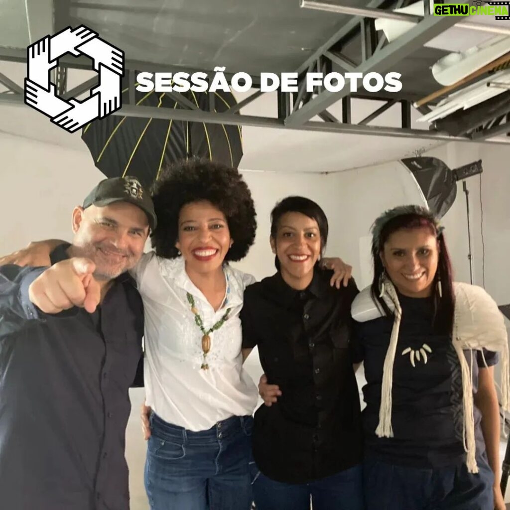 Guta Stresser Instagram - 📷 Na tarde dessa sexta-feira (3), rolou uma sessão de fotos do mestre João Urban com o seu filho Vlad Urban (pré-candidato a vereador pelo Coletivo das Culturas) e suas camaradas de chapa e pré-candidatas também: Máh Ferreira (Preta), Camila dos Santos e Rubia Oliveira Barreto. Também tivemos as simpáticas presenças da atriz Guta Stresser, o jornalista e músico Angelo Stroparo, o apoiador Bruno Milek, a maquiadora Leticia Cardoso, com as fotos de bastidores feitas pela Larissa Zielinski. Queremos uma Curitiba mais coletiva, com a periferia inclusa e todas as culturas representadas. Aguardem que o lançamento da pré-candidatura já vem nos próximos dias! Seguimos: @joaourbanfotografia @vladurban666 @ferreira.mahr @rubiaoliveirabarreto @dos_santos_mig_sa_camila @gutastresser @stroparoa @brunomilek @larissazielinski @leticiacmua #coletivodasculturas