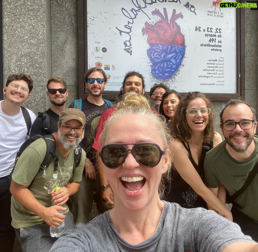 Guta Stresser Instagram - Amanhã a gente reestreia Os Analfabetos 🫀 no Mini-Guaíra 🙏🏼 Teatro no qual estreei como atriz e que faz parte da minha história e pelo qual tenho um afeto gigante! O Mini Auditório Glauco Flores de Sá Brito ❤️ Coisa de curitibana raiz!!! Com 13 anos comecei (como atriz) naquele palco. Nesse mesmo palco. Onde assisti gênios (as, x) do Teatro Curitibano (que quem passa por ali é mais “prata da casa” msm!! Forasteiros são bem vindos, mas poucos tiveram a honra e o prazer de representar no Mini Guaíra. O Mini é Coisa Nossa!!! ) E portanto, a partir de amanhã, já no esquenta para o #fringe no ICÔNICO @festivaldecuritiba lá vamos nós, a Cia À Curitibana apresentar (depois do sucesso na #carpintaria do @teatroguaira ) OS ANALFABETOS 🫀 sexta, sábado e domingo - 22,23,24/03 no Mini Guaíra, com #dramaturgiainclusiva e #traducaosimultaneaemlibras com ingressos gratuitos (chega uma hora antes e retira o seu ingresso 🎟️) as 19h a gente estará dando o terceiro sinal 🎭🎪🎭 Venha RESPEITÁVEL PÚBLICO ❤️ . . . . #teatro #miniguaíra #glaucofloresdesabrito #curitiba #osanalfabetos #préfestival #esquenta #traduçãoemlibras #dramaturgiainclusiva #àcuritibana #gutastresser #elenco #adrianopetermann #stellamaris #guenialemos #gabrielgorosito #andersonfregolente #elisanjr #curitiba