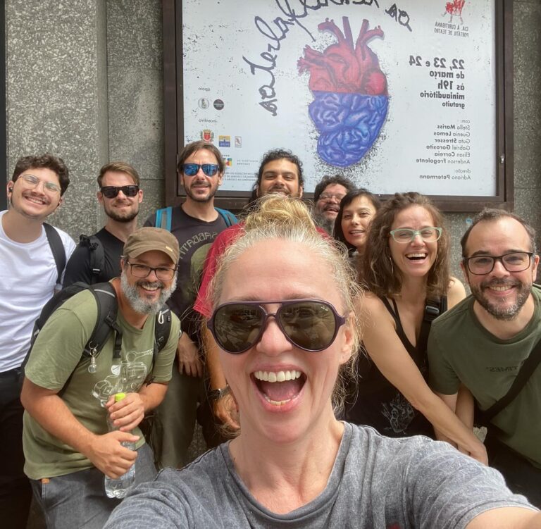 Guta Stresser Instagram - Amanhã a gente reestreia Os Analfabetos 🫀 no Mini-Guaíra 🙏🏼 Teatro no qual estreei como atriz e que faz parte da minha história e pelo qual tenho um afeto gigante! O Mini Auditório Glauco Flores de Sá Brito ❤️ Coisa de curitibana raiz!!! Com 13 anos comecei (como atriz) naquele palco. Nesse mesmo palco. Onde assisti gênios (as, x) do Teatro Curitibano (que quem passa por ali é mais “prata da casa” msm!! Forasteiros são bem vindos, mas poucos tiveram a honra e o prazer de representar no Mini Guaíra. O Mini é Coisa Nossa!!! ) E portanto, a partir de amanhã, já no esquenta para o #fringe no ICÔNICO @festivaldecuritiba lá vamos nós, a Cia À Curitibana apresentar (depois do sucesso na #carpintaria do @teatroguaira ) OS ANALFABETOS 🫀 sexta, sábado e domingo - 22,23,24/03 no Mini Guaíra, com #dramaturgiainclusiva e #traducaosimultaneaemlibras com ingressos gratuitos (chega uma hora antes e retira o seu ingresso 🎟️) as 19h a gente estará dando o terceiro sinal 🎭🎪🎭 Venha RESPEITÁVEL PÚBLICO ❤️ . . . . #teatro #miniguaíra #glaucofloresdesabrito #curitiba #osanalfabetos #préfestival #esquenta #traduçãoemlibras #dramaturgiainclusiva #àcuritibana #gutastresser #elenco #adrianopetermann #stellamaris #guenialemos #gabrielgorosito #andersonfregolente #elisanjr #curitiba