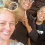 Guta Stresser Instagram - Uma palhinha da caracterização da Kelly feita por essa fera Kenia Coqueiro “master” e sua fiel escudeira @pretaurina na base em #Morretes da produção do #longa O tempo Da Delicadeza 🪁🎪🎬 🌼 Obrigada gurias!!! Feliz de ver a Kelly tomando forma, ganhando “cor e corpo”, jeito, roupas e manias. E a caracterização é maravilhosa quando parece presentificar tudo aquilo que a gente sonhou para a personagem e, por vezes, ainda te surpreende com caminhos que vc passa a visualizar mesmo depois de passar pela caracterização. Aliás, pessoas que amam o que fazem costumam trabalhar muito bem juntas, como é o caso do Cinema 🎥 A gente se junta, cada setor, para dar o seu melhor para o filme, e consequentemente, a gente recebe o melhor de todos os outros em total sintonia no mood do “ganha-ganha” em que todos os times, as equipes, estão jogando pelo mesmo resultado. Cinema é aula de boa convivência social, é um lugar de parcerias onde o trabalho de um só engrandece o do outro e todos se complementam com total generosidade entre os varios setores de um longa. A gente ama o que faz e ama muito! Até já mulheres maravilhosas!! Vamos que vamos!!!! 🎬 #gutastresser #keniacoqueiro #gutareels #otempodadelicadeza #longa #filmagens #morretes #brasil