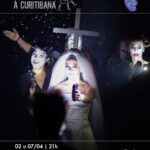 Guta Stresser Instagram - • OS ANALFABETOS🫀• HOJE é nossa estreia no @festivaldecuritiba !!! Vem, ver esse drama psicológico que trata da incomunicabilidade nas relações humanas. “O fato é que somos todos sentimentalmente analfabetos” “O homem já foi e voltou da lua, mas encontra dificuldades em atravessar a rua” 02 a 07 de abril sempre às 21h Ingresso link na bio @ciaacuritibanaportatil ou no site e bilheteria do festival Ficha Técnica •elenco: Stella Mariss @stellamarissarte Guenia Lemos @guenialemos Guta Stresser @gutastresser Gabriel Gorosito @gaboleu Elisan Correia @elisan_jr Anderson Fregolente @andersonfregolente •direção: Adriano Petermann @adrianopetermann •texto: Paula Goja @paulagoja (inspirado nas obras de Ingmar Bergman) •luz: Nanda Mantovani @mantovaniluz e Wagner Corrêa @wagfcorrea •figurino: Áldice Lopes @aldicelopes •arte gráfica: Stella Mariss. @stellamarissarte •fotografia: Maringas Maciel @maringas_maciel