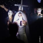 Guta Stresser Instagram - Estamos voltando!!! • OS ANALFABETOS🫀• Em uma curtíssima temporada gratuita no miniauditório do Teatro Guaíra. “O fato é que somos todos sentimentalmente analfabetos” Vem, ver esse drama psicológico que trata da incomunicabilidade nas relações humanas. “O homem já foi e voltou da lua, mas encontra dificuldades em atravessar a rua” 22, 23 e 24/3 às 19h com libras e dramaturgia inclusiva em todas as sessões. (chegar uma hora antes para retirar o ingresso, sujeito a lotação🤞🏼) Ficha Técnica •elenco: Stella Mariss @stellamarissarte Guenia Lemos @guenialemos Guta Stresser @gutastresser Gabriel Gorosito @gaboleu Elisan Correia @elisan_jr Anderson Fregolente @andersonfregolente •direção: Adriano Petermann @adrianopetermann •texto: Paula Goja @paulagoja (inspirado nas obras de Ingmar Bergman) •luz: Nanda Mantovani @mantovaniluz e Wagner Corrêa @wagfcorrea •figurino: Áldice Lopes @aldicelopes •arte gráfica: Stella Mariss. @stellamarissarte •fotografia: Maringas Maciel @maringas_maciel •vídeo: Alan Rafo @alan_raffo #pratodosver Foto com o fundo preto e o elenco de Os Analfabetos no centro, uma das atrizes está vestindo um vestido de noiva apontando uma arma para a plateia, o restante do elenco está vestindo um figurino preto, um deles segura uma cruz branca e tem confete caindo por cima deles. No canto direito superior tem a ilustração de uma imagem que é metade coração e metade cérebro. Embaixo da foto está o serviço da peça: 22, 23 e 24/03 | 19h | Teatro Guaíra – miniauditório | acessibilidade em libras e audiodescrição | gratuito •audiodescrição: @casaconsultoria_ •tradução em libras: @fluindolibras Projeto realizado com recursos do programa de apoio e incentivo à cultura - Fundação Cultural de Curitiba, Prefeitura Municipal de Curitiba, Ministério da Cultura e Governo Federal.