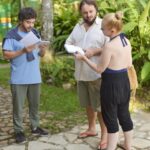 Guta Stresser Instagram - A gente ensaia, se prepara, estuda, decora, tem mil questões, mil possibilidades, milhares de caminhos… mas escolhe um! Dar vida a uma personagem é muito mais que decorar suas falas. É um aprender-se diário para dar conta de acolher o outro. É se desconstruir, embaralhar-se e dar de novo as cartas, em outra rodada, diferente do jogo que a gente já jogava, diferente de tudo que a gente já fez. Porque cada personagem que chega traz consigo um Universo diferente, um “conhecer-se” novo a cada dia, um mergulho na complexa e inquieta alma humana e seu consequente aprendizado sobre … sobre … a vida! Sobre o homem! Sobre a natureza das relações, sobre a natureza das emoções. Tudo sobre o outro passa a nos interessar de maneira que, quando a gente vê, está reagindo como “o outro” reagiria. Minha profissão é mágica!! Ser ATRIZ me leva a aprender muito sobre SER. Ou… NÃO SER! Bom dia e salve os começos de trabalho do longa “O Tempo Da Delicadeza” do Eduardo Nunes, rodando em Morretes!! Que Mamãe Oxum Abençoe 🙌🌼🙌 . . . . #gutastresser #eduardonunes #ike #ensaios #rehearsal #cinema #cinemabrasileiro #audiovisual #morretes #paraná #trestabelasfilmes #filmando