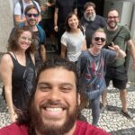 Guta Stresser Instagram - Amanhã a gente reestreia Os Analfabetos 🫀 no Mini-Guaíra 🙏🏼 Teatro no qual estreei como atriz e que faz parte da minha história e pelo qual tenho um afeto gigante! O Mini Auditório Glauco Flores de Sá Brito ❤️ Coisa de curitibana raiz!!! Com 13 anos comecei (como atriz) naquele palco. Nesse mesmo palco. Onde assisti gênios (as, x) do Teatro Curitibano (que quem passa por ali é mais “prata da casa” msm!! Forasteiros são bem vindos, mas poucos tiveram a honra e o prazer de representar no Mini Guaíra. O Mini é Coisa Nossa!!! ) E portanto, a partir de amanhã, já no esquenta para o #fringe no ICÔNICO @festivaldecuritiba lá vamos nós, a Cia À Curitibana apresentar (depois do sucesso na #carpintaria do @teatroguaira ) OS ANALFABETOS 🫀 sexta, sábado e domingo - 22,23,24/03 no Mini Guaíra, com #dramaturgiainclusiva e #traducaosimultaneaemlibras com ingressos gratuitos (chega uma hora antes e retira o seu ingresso 🎟️) as 19h a gente estará dando o terceiro sinal 🎭🎪🎭 Venha RESPEITÁVEL PÚBLICO ❤️ . . . . #teatro #miniguaíra #glaucofloresdesabrito #curitiba #osanalfabetos #préfestival #esquenta #traduçãoemlibras #dramaturgiainclusiva #àcuritibana #gutastresser #elenco #adrianopetermann #stellamaris #guenialemos #gabrielgorosito #andersonfregolente #elisanjr #curitiba