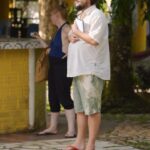 Guta Stresser Instagram - A gente ensaia, se prepara, estuda, decora, tem mil questões, mil possibilidades, milhares de caminhos… mas escolhe um! Dar vida a uma personagem é muito mais que decorar suas falas. É um aprender-se diário para dar conta de acolher o outro. É se desconstruir, embaralhar-se e dar de novo as cartas, em outra rodada, diferente do jogo que a gente já jogava, diferente de tudo que a gente já fez. Porque cada personagem que chega traz consigo um Universo diferente, um “conhecer-se” novo a cada dia, um mergulho na complexa e inquieta alma humana e seu consequente aprendizado sobre … sobre … a vida! Sobre o homem! Sobre a natureza das relações, sobre a natureza das emoções. Tudo sobre o outro passa a nos interessar de maneira que, quando a gente vê, está reagindo como “o outro” reagiria. Minha profissão é mágica!! Ser ATRIZ me leva a aprender muito sobre SER. Ou… NÃO SER! Bom dia e salve os começos de trabalho do longa “O Tempo Da Delicadeza” do Eduardo Nunes, rodando em Morretes!! Que Mamãe Oxum Abençoe 🙌🌼🙌 . . . . #gutastresser #eduardonunes #ike #ensaios #rehearsal #cinema #cinemabrasileiro #audiovisual #morretes #paraná #trestabelasfilmes #filmando