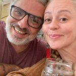 Guta Stresser Instagram - Dedé @andrepaixao_1 vc sabe: nosso amor é eterno ❤️ Volte logo, Curitiba te ama!!! Já estou com saudades! Boa viagem, “beije o meu Rio de Janeiro antes que um aventureiro lance mão, pede perdão pela duração dessa temporada, mas não diga nada que me viu chorando e pros da pesada, diz que eu vou levando..” Diz para a Pink, para o Floyd e para o Carlão que eu AMO eles e que estou troncha de saudades ❤️ Obrigada por compartilhar seu talento gigante com a gente!! Foi incrível te ver (e ouvir) no palco de novo! Bom retorno pra casa. Jajá terei uma casa pra te receber por aqui quando vc vier tocar ou passear 🤞 #gutastresser #andrépaixão #amorprasempre #curitiba #largodaordem #matandoassaudades