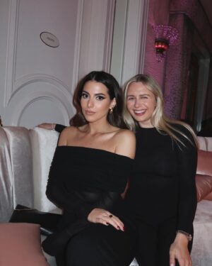 HAVEN Instagram - Lola 🎀🎀 so so proud of you @nicolaannepeltzbeckham 🫶🏼 such a beautiful night 💕💕