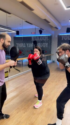 Hülya Duyar Instagram - @berkayarslaan  @gokcansanliman 
Şampiyonlarla Antrenman👊🏻 #gokcansanliman #hulyaduyar #berkayaslan #kickbox #training #action