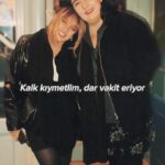 Hülya Duyar Instagram - #Repost @f.sezenaksu ・・・ Özlemle... #MeralOkay "Kendisinin tüm bilgeliği ile dediği gibi, “hayat hafif ve kısa bir şeydir.” Zaten aynen böyle yaşadı, yüksüz ve kısa… Bu dünyaya hükmünden fazla mana yüklemeden, yine de ışığını yaymayı es geçmeden…" Bir içim bir deniz çekiliyor Kalk kıymetlim dar vakit eriyor Uyan ey sırrım uyan Bu güneş bizi ele veriyor. #sezenaksu #meralokay   Sezen Aksu