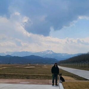 Ha Jae-sook Instagram - #고성댁 #생존신고
1.여전히 가끔 운동도 하구요(생색필수)
2.바다보면서 멍때리기도 하구요
3.우린 잘 지내고 있어요

요즘 제가 살짝 고장이 난 것 같았는데...
아침에 출근하다말고 다시 뛰어들어와서 꼭 안아주고 나가는
이스방덕분에 하루종일 맘이 몽글몽글...
꽃이 피면 좋겠어요^^ 주말엔 꽃놀이 다녀와야징~
모두들 소소하게 행복한 나날들 되시길 바래요🙏