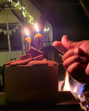Ha Jae-sook Instagram - 10th anniversary🎂#0818#우리처음만난날#고성댁

"짠"하고 소주한잔하면서 서로 고맙다고 얘기하다가...결국 둘다 눈물
펑펑 쏟으면서도 끝까지 고기를 구워먹었던 우리의 여행ㅋ 
사진을 이렇게 찍어라.저렇게 찍어라 10년동안 잔소리를 해댔더니...이젠 카메라세팅 대충해놓고 찍어도 내 키를 190cm으로 만들어주는
매력쥐어터지는 이 남좌..😆20년기념일엔 2m까지 커볼께요♡

#다수의고급스킬보유#이스방#9년째금연스킬#늘웃으면서살기스킬#생선발라주기스킬#새우까주기스킬#세상부지런함스킬#소소한선물잘하기스킬#먼저사과해주기스킬#기념일잘챙기기스킬#사소한거기억잘하기스킬