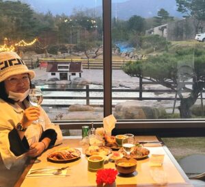 Ha Jae-sook Instagram - 그대의 눈동자에 치얼쓰🥂가끔은 밥말고 분위기를 즐기자네요😚🙈 #난분위기보다밥을많이먹음🤣#고성댁