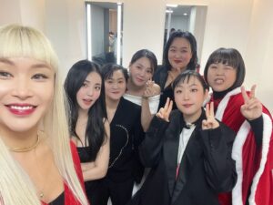 Ha Jae-sook Instagram - 1.밤새 수다 가능 멤바(곧 다시 뭉쳐!!)
2.방송국 구경에 신난 고성댁 with.노래자랑 mc양반
3.여백의 미따위는 모르는 나란 놈(x-mas는 고기!!)
4.마무리수정까지 꼼꼼한 울 경화원장님 #조이187
헤어는 우리 진솔실장님(헤어할때 하마가 반드시 필요해욧🐶)
슈트는 #노드비메이드

모두모두 메리크리스마스🎄 #고성댁