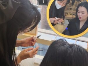 Ha Jae-sook Instagram - 1.밤새 수다 가능 멤바(곧 다시 뭉쳐!!)
2.방송국 구경에 신난 고성댁 with.노래자랑 mc양반
3.여백의 미따위는 모르는 나란 놈(x-mas는 고기!!)
4.마무리수정까지 꼼꼼한 울 경화원장님 #조이187
헤어는 우리 진솔실장님(헤어할때 하마가 반드시 필요해욧🐶)
슈트는 #노드비메이드

모두모두 메리크리스마스🎄 #고성댁