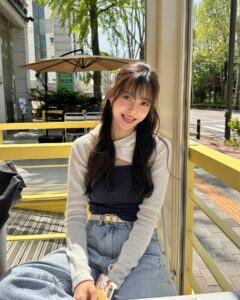 Ha Yeon-soo Instagram - 시간이 통째로 폴짝 도약한 기분 ! 4월은 생각 이상으로 비를 많이 맞았다. 5월은, 친구들이 곧 햇살이네🌈