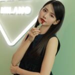 Ha Yeon-soo Instagram – @prada @pradabeauty 

本日プラダビューティのワークショップにお邪魔してきました。
PRADAがリーディングブランドであり続ける秘密を垣間見たような気がしました。
ビューティーテクノロジーを革新し続けること、サステナビリティに配慮した仕組みを作ること。
これからも進化し続けるPRADAから目が離せません。

そして私が美しいと思ったのは”PRADA”のブランドの魅力が凝縮されたリップ。
質感はアパレルのレザーやファブリックをモチーフにし、
シェイピングはブランドロゴを感じさせるトライアングルが素敵。
#PR #pradabeauty