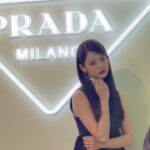 Ha Yeon-soo Instagram – @prada @pradabeauty 

本日プラダビューティのワークショップにお邪魔してきました。
PRADAがリーディングブランドであり続ける秘密を垣間見たような気がしました。
ビューティーテクノロジーを革新し続けること、サステナビリティに配慮した仕組みを作ること。
これからも進化し続けるPRADAから目が離せません。

そして私が美しいと思ったのは”PRADA”のブランドの魅力が凝縮されたリップ。
質感はアパレルのレザーやファブリックをモチーフにし、
シェイピングはブランドロゴを感じさせるトライアングルが素敵。
#PR #pradabeauty