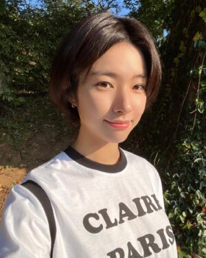 Ha Yeong Instagram - 날씨 엄청 좋았음(더웠음) 💙