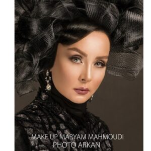 Hadis Fouladvand Instagram - مثل درخت باش
در تهاجم 
پاییز و زمستان
هر چه برگهایش 
را از دست دهد
باز روح زندگی را
برای بهار نگه می دارد...@mari___louge
#حديث_فولادوند