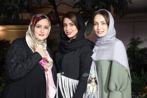 Hadis Fouladvand Instagram - اگر مدعی هستید که دوستش دارید
نمیخواهد کار خارق العاده ای بکنید
در دنیای شلوغ امروز
که هیچ کس حوصله ی هیچ کس را ندارد
گوش شنوای حرف هایش باشید
آدم گاهی دلش میخواهد
بدون اینکه خودش را سانسور کند
بی پروا حرف بزند
برای کسی که قضاوت کردن بلد نیست!
@rangolmez0n
📸@jahanahmadi