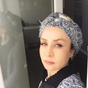 Hadis Fouladvand Instagram - 🌸🌸🌸از پنجره
من
در بهار می نگرم
که عروس سبز را
از طلسم خواب چوبینش
بیدار می کند.
من و جام خاطره را،و بهار را
.....
شاملو