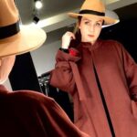 Hadis Fouladvand Instagram - مدرسه كه مي رفتيم هربار كه دفتر مشقمون رو جا ميذاشتيم معلممون ميگفت "مواظب باش خودتو جا نذارى" و ما ميخنديديم و فكر ميكرديم نميشه خودمونو جا بذاريم! بزرگ كه شديم بارها و بارها يه قسمت از خودمون رو جاگذاشتيم، توى يه كافه، توى يه خيابون، توى يه خاطره...!! @samar_gallery #حدیث_فولادوند #hadis_fouladvand