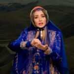 Hadis Fouladvand Instagram - 🦋 چو ایران نباشد تن من مباد ❤️ تقدیم به تمام مردم شریف ایران زمین ، در هر کجای این مرز و بوم 🤍 و تقدیم به استاد شهرام ناظری عزیز که با شنیدن صدای بی تکرارشان ، هر لحظه قلبمان برای ایران میتپد ✨ این اثر برگرفته از جهان پر احساس ناشنوایان عزیزمان است که به تصویرمان ، رنگ و روح دیگری بخشید ... ایده پرداز و کارگردان : مریم رهنما به همراهی تیمی هنرمند و خلاق و با تشکر از حضور پر مهر بازیگران هنرمند کشورمان 🩷 Beautiful actresses : @nasimadabi @elhamhamidiiii @maryam_kavyani @sahra_asadolahi @hadisfouladvand @heliaemami @monakaramiofficial @javanehdelshad_ @maryam.shiraziii @sabamohammadi2008 @setayeshmosavii Makeup Artists : @maryamrahnama__ @hadiseinali @soodabesadat_makeup @atiiisa_ @mahsatabassom_mua @fatima_ahdi_makeup @samanehshadi_makeup @elizaa_mua @mahnazbakhshayesh_ @kiana__makeup @mandana.amin_mua Hairstylists : @minanorozi_hairstyle @sepidehrezaee_hairstyler @zara_hairartist @panteaahairdresser @ailar_hairstyle Beauty salon : @maryamrahnamabeauty Dress designers : @sin.s_collection @diya.bride @taktincenter @abayat.bent.alsheikh @gallery.nazkhatoon @ala.mezon.97 @toktamrezaeii @hoor_esfahan_gallery Film and photo : @falifilm @amirabbasi.dp @alirezazlt Singer : @shahram.nazeri.official Iran Association of the Deaf : @isdpf Special thanks to : @zaban.eshare2 ✨✨✨ #یلدا #سنت #شب_چله #ایران #لباس_محلی #وطن #شهرام_ناظری #بازیگران_زن #زبان_اشاره #ناشنوایان #مریم_رهنما #iran #yalda