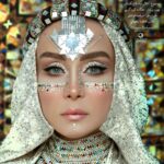 Hadis Fouladvand Instagram - پروژه “معماری ایران” نام بنا : تالار آیینه کاخ گلستان 💎💎 تالار آیینه یکی از اتاق های زیبای کاخ گلستان تهران است، که در سال 1253 شمسی به وسیله ی صنیع الملک ساخته شد و اتمام تزیینات آن تا سال 1261 شمسی طول کشید و در نهایتْ بنا نهاده شد. 💎💎 شهرت عمده تالار آینه علاوه بر تزیینات آن نقاشی کمال الملک است که کمال المک به مدت 5 سال بر روی این اثر کار کرد و در آن نقاشی، ناصر الدین شاه در تالار دیده می شود. 💎💎 سالن زیبایی مریم رهنما ایده پرداز و کارگردان : مریم رهنما @maryamrahnama__ مدل هنرمند : حدیث فولادوند @hadisfouladvand طراح و چهره پرداز : هنگامه کردگاری @hengameh_kerdegari طراح مو : مرضیه توفیقی @marziehtofighi_hair اکسسوری: نیوشا اصغری @artgallery.niousha عکس : فاطمه رحمانی @falifilm 💎💎💎💎 ‏‎#مریم_رهنما #حدیث_فولادوند #پروژه_معماری #میکاپ #میکاپ_ارتیست #تالار_آینه #کاخ_گلستان #آینه_کاری #سنتی #میکاپ_خاص #میکاپ_فشن #معماری_تلفیقی #میکاپ_حرفه_ای #معماری_ایرانی #آینه_میکاپ #کاخ #معماری_سنتی_ایران #فشن ‏#architecture #makeup #makeupproject #traditionalmakeup