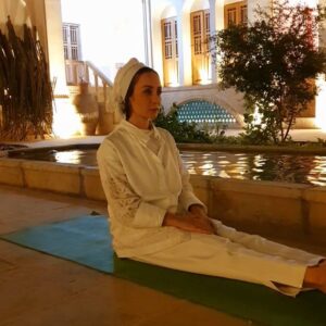 Hadis Fouladvand Instagram - آموختم که جنگیدن همیشگی برای نداشته ها چشم ها را به روی داشته هایمان می بندد.
گاهی باید با خیالی آسوده زندگی‌ کرد رها از هر نبردی و شکستی...
#زندگی #آرامش #رویا #یوگا #ورزش #گردشگری  #ایران #ایران_زیبا #حدیث_فولادوند