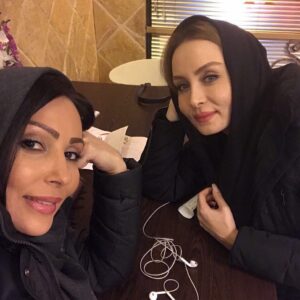Hadis Fouladvand Instagram - تو ترافيك گير كرديم به كارمون نرسيديم عوضش اومديم رستوران🍕🍕🍟
#حديث_فولادوند 
#پرستو_صالحی