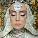 Hadis Fouladvand Instagram - پروژه “معماری ایران” نام بنا : تالار آیینه کاخ گلستان 💎💎 تالار آیینه یکی از اتاق های زیبای کاخ گلستان تهران است، که در سال 1253 شمسی به وسیله ی صنیع الملک ساخته شد و اتمام تزیینات آن تا سال 1261 شمسی طول کشید و در نهایتْ بنا نهاده شد. 💎💎 شهرت عمده تالار آینه علاوه بر تزیینات آن نقاشی کمال الملک است که کمال المک به مدت 5 سال بر روی این اثر کار کرد و در آن نقاشی، ناصر الدین شاه در تالار دیده می شود. 💎💎 سالن زیبایی مریم رهنما ایده پرداز و کارگردان : مریم رهنما @maryamrahnama__ مدل هنرمند : حدیث فولادوند @hadisfouladvand طراح و چهره پرداز : هنگامه کردگاری @hengameh_kerdegari طراح مو : مرضیه توفیقی @marziehtofighi_hair اکسسوری: نیوشا اصغری @artgallery.niousha عکس : فاطمه رحمانی @falifilm 💎💎💎💎 ‏‎#مریم_رهنما #حدیث_فولادوند #پروژه_معماری #میکاپ #میکاپ_ارتیست #تالار_آینه #کاخ_گلستان #آینه_کاری #سنتی #میکاپ_خاص #میکاپ_فشن #معماری_تلفیقی #میکاپ_حرفه_ای #معماری_ایرانی #آینه_میکاپ #کاخ #معماری_سنتی_ایران #فشن ‏#architecture #makeup #makeupproject #traditionalmakeup