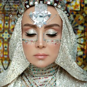 Hadis Fouladvand Instagram - پروژه “معماری ایران” 
نام بنا : تالار آیینه کاخ گلستان 
💎💎
تالار آیینه یکی از اتاق های زیبای کاخ گلستان تهران است، که در سال 1253 شمسی به وسیله ی صنیع الملک ساخته شد و اتمام تزیینات آن تا سال 1261 شمسی طول کشید و در نهایتْ بنا نهاده شد.
💎💎
شهرت عمده تالار آینه علاوه بر تزیینات آن نقاشی کمال الملک است که کمال المک به مدت 5 سال بر روی این اثر کار کرد و در آن نقاشی، ناصر الدین شاه در تالار دیده می شود. 
💎💎

سالن زیبایی مریم رهنما 
ایده پرداز و کارگردان : مریم رهنما 
@maryamrahnama__

مدل هنرمند : حدیث فولادوند
@hadisfouladvand
طراح و چهره پرداز : هنگامه کردگاری 
@hengameh_kerdegari
طراح مو : مرضیه توفیقی
@marziehtofighi_hair 
اکسسوری: نیوشا اصغری 
@artgallery.niousha 
عکس : فاطمه رحمانی
@falifilm 
💎💎💎💎

‏‎#مریم_رهنما #حدیث_فولادوند #پروژه_معماری #میکاپ #میکاپ_ارتیست #تالار_آینه #کاخ_گلستان #آینه_کاری #سنتی #میکاپ_خاص #میکاپ_فشن #معماری_تلفیقی #میکاپ_حرفه_ای #معماری_ایرانی #آینه_میکاپ #کاخ #معماری_سنتی_ایران #فشن
‏#architecture #makeup #makeupproject #traditionalmakeup